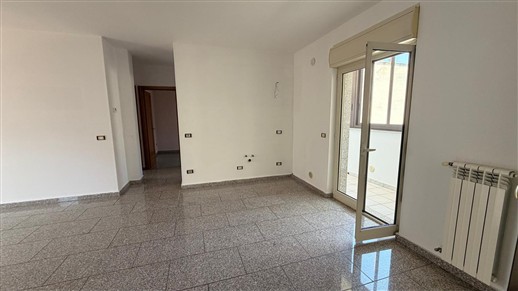 Centrale Appartamento Di 3 Vani & Acc. Buono Stato, Doppia Esposizione e Box.